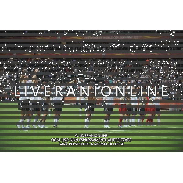 FRANKFURT, July 1, 2011 Germany\'s players celebrate tribute to the audience after winning the second round Group A match between Germany and Nigeria at the FIFA Women\'s World Cup Germany 2011 in Frankfurt, Germany, June 30, 2011. Germany won the match 1 0. (/Li Jundong) (djj)