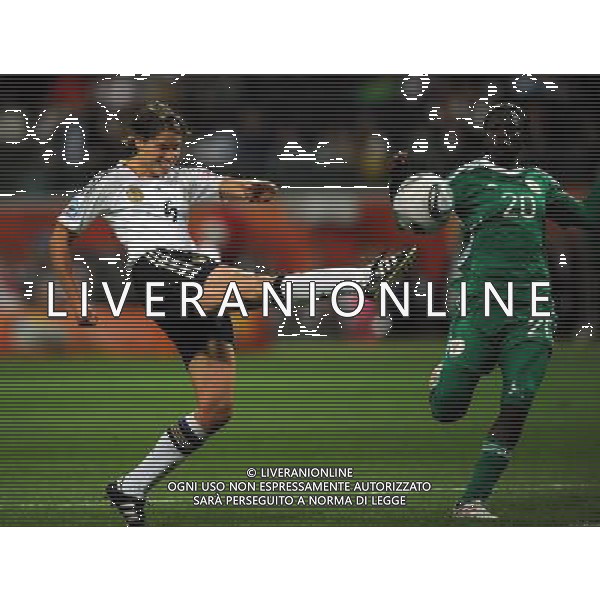 FRANKFURT, July 1, 2011 Germany\'s player Simone Laudehr (L) vies with Nigeria\'s Amenze Aighewi during the second round Group A match between Germany and Nigeria at the FIFA Women\'s World Cup Germany 2011 in Frankfurt, Germany, June 30, 2011. Germany won the match 1 0. (/Li Jundong) (djj)