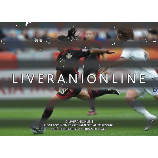 LEVERKUSEN, July 1, 2011 ()Veronica Perez(L) of Mexico shoots during the second round Group B match between Japan and Mexico at the FIFA Women\'s World Cup Germany 2011 in Leverkusen, Germany, July 1, 2011. (/Ma Ning)(wll)