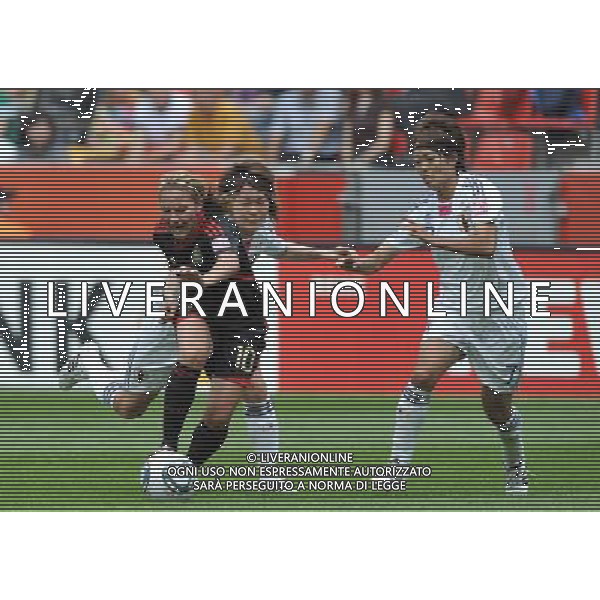 LEVERKUSEN, July 1, 2011 ()Dinora Garza(C) of Mexico breaks through during the second round Group B match between Japan and Mexico at the FIFA Women\'s World Cup Germany 2011 in Leverkusen, Germany, July 1, 2011. (/Wu Wei)(wll)