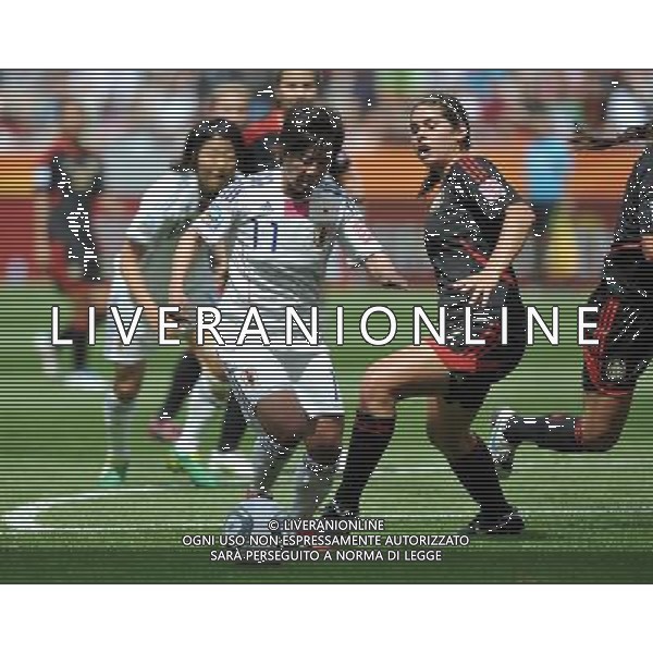 LEVERKUSEN, July 1, 2011 ()Shinobu Ohon(L) of Japan breaks through during the second round Group B match between Japan and Mexico at the FIFA Women\'s World Cup Germany 2011 in Leverkusen, Germany, July 1, 2011. (/Wu Wei)(wll)