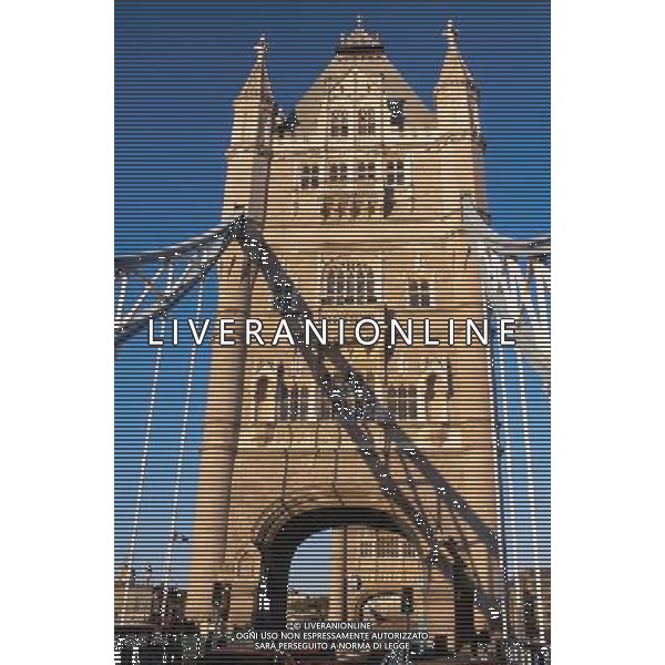 LONDRA NELLA FOTO TOWER BRIDGE AGENZIA ALDO LIVERANI IFC