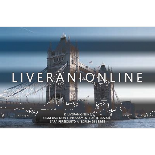 LONDRA NELLA FOTO TOWER BRIDGE AGENZIA ALDO LIVERANI IFC