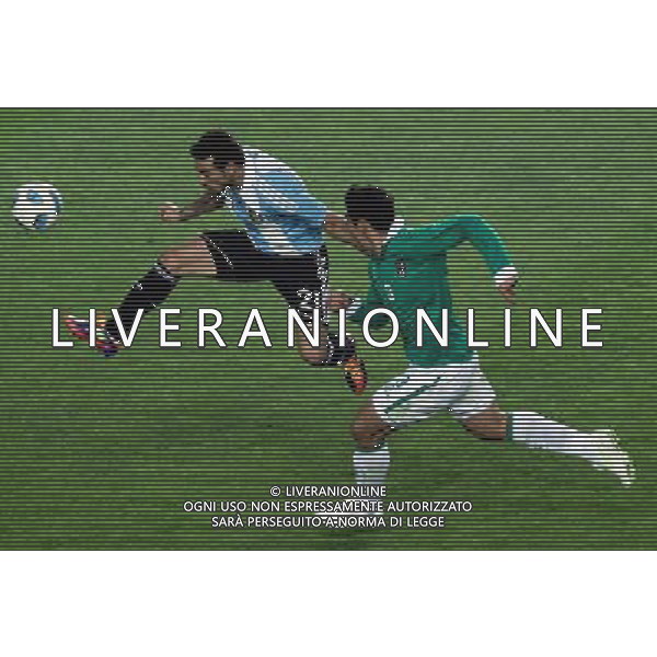 (110702) -- LA PLATA, July 2, 2011 -- Ezequiel Lavezzi (L) of Argentina fights for the ball with Luis Guti®¶rrez of Bolivia during the opening match of Copa America 2011 in La Plata, Argentina, on July 1, 2011. The two teams played to a 1-1 tie. Claudio Cruz) (djj)