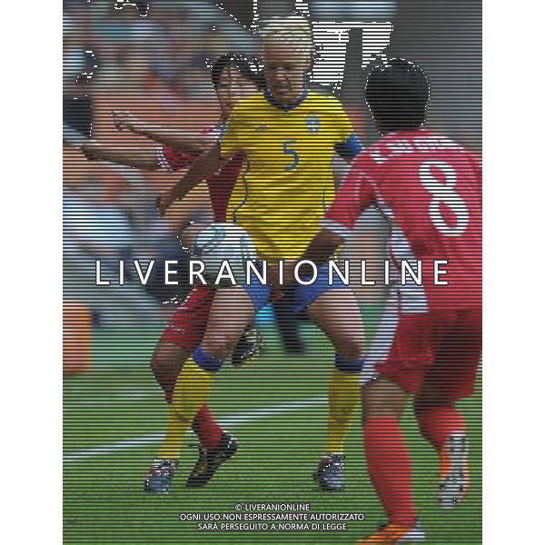 (110702) -- AUGSBURG, July 2, 2011 -- Caroline Seger (C) of Sweden vies with Song Jong Sun(L) of DPRK during the second round Group C match between DPRK and Sweden at the FIFA Women\'s World Cup Germany 2011 in Augsburg, Germany, July 2, 2011. Li Jundong)(wll) ©PHOTOSHOT/Agenzia Aldo Liverani Sas - ITALY ONLY: COREA - SVEZIA Campionati Mondiali di calcio femminile FIFA Cup Germania 2011