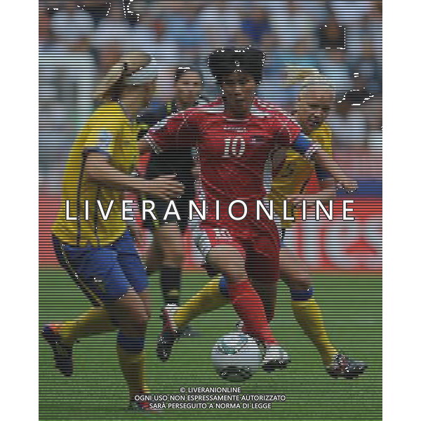 (110702) -- AUGSBURG, July 2, 2011 -- Jo Yun Mi(C) of DPRK breaks through during the second round Group C match between DPRK and Sweden at the FIFA Women\'s World Cup Germany 2011 in Augsburg, Germany, July 2, 2011. Li Jundong)(wll) ©PHOTOSHOT/Agenzia Aldo Liverani Sas - ITALY ONLY: COREA - SVEZIA Campionati Mondiali di calcio femminile FIFA Cup Germania 2011