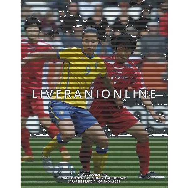 (110702) -- AUGSBURG, July 2, 2011 -- Jessica Landstrom(L) of Sweden vies with Ri Un Hyang of DPRK during the second round Group C match between DPRK and Sweden at the FIFA Women\'s World Cup Germany 2011 in Augsburg, Germany, July 2, 2011. Li Jundong)(wll) ©PHOTOSHOT/Agenzia Aldo Liverani Sas - ITALY ONLY: COREA - SVEZIA Campionati Mondiali di calcio femminile FIFA Cup Germania 2011