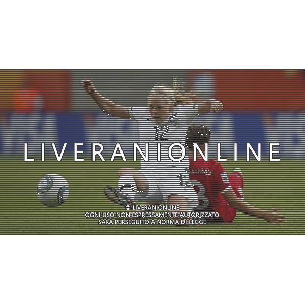 (110701) -- DRESDEN, July 1, 2011 -- New Zealand\'s Betsy Hassett (L) fights for the ball with England\'s Fara Williams during the second round Group B match between New Zealand and England at the 2011 FIFA Women\'s World Cup in Dresden, Germany, July 1, 2011. England beat New Zealand 2-1. Ding Xu) (wjd) ©PHOTOSHOT/Agenzia Aldo Liverani Sas - ITALY ONLY: INGHILTERRA - NUOVA ZELANDA Campionati Mondiali di calcio femminile FIFA Cup Germania 2011