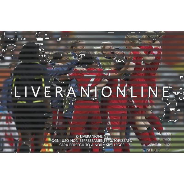 (110701) -- DRESDEN, July 1, 2011 -- Players of England celebrate after their second score during the second round Group B match between New Zealand and England at the 2011 FIFA Women\'s World Cup in Dresden, Germany, July 1, 2011. England beat New Zealand 2-1. Ding Xu) (wjd) ©PHOTOSHOT/Agenzia Aldo Liverani Sas - ITALY ONLY: INGHILTERRA - NUOVA ZELANDA Campionati Mondiali di calcio femminile FIFA Cup Germania 2011