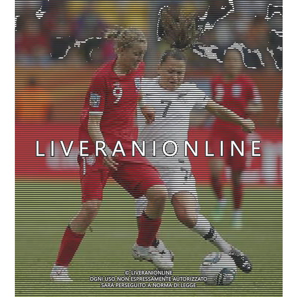 (110701) -- DRESDEN, July 1, 2011 -- England\'s Ellen White (L) competes with New Zealand\'s Ali Riley during the second round Group B match between New Zealand and England at the 2011 FIFA Women\'s World Cup in Dresden, Germany, July 1, 2011. England beat New Zealand 2-1. Ding Xu) (wjd) ©PHOTOSHOT/Agenzia Aldo Liverani Sas - ITALY ONLY: INGHILTERRA - NUOVA ZELANDA Campionati Mondiali di calcio femminile FIFA Cup Germania 2011