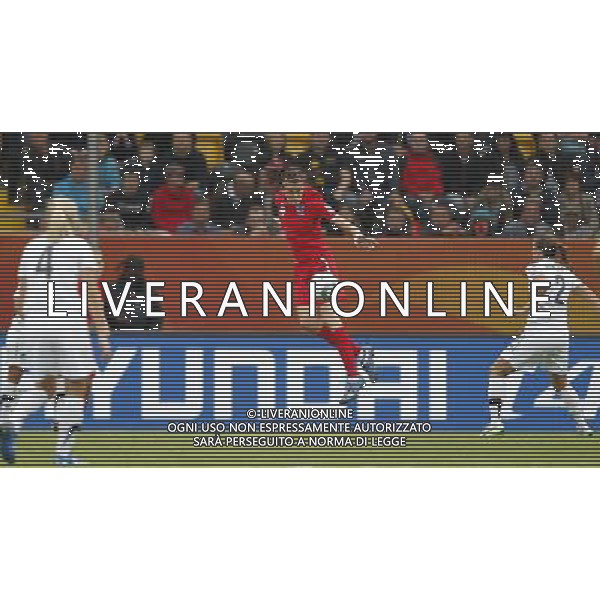 (110701) -- DRESDEN, July 1, 2011 -- England\'s Jill Scott (C) jumps to stop the ball during the second round Group B match between New Zealand and England at the 2011 FIFA Women\'s World Cup in Dresden, Germany, July 1, 2011. England beat New Zealand 2-1. Ding Xu) (wjd) ©PHOTOSHOT/Agenzia Aldo Liverani Sas - ITALY ONLY: INGHILTERRA - NUOVA ZELANDA Campionati Mondiali di calcio femminile FIFA Cup Germania 2011