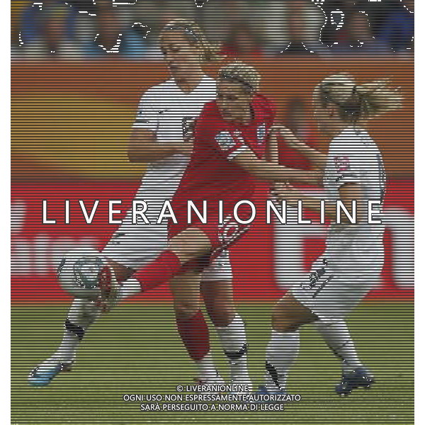 (110701) -- DRESDEN, July 1, 2011 -- England\'s Kelly Smith passes the ball during the second round Group B match between New Zealand and England at the 2011 FIFA Women\'s World Cup in Dresden, Germany, July 1, 2011. England beat New Zealand 2-1. Ding Xu) (wjd) ©PHOTOSHOT/Agenzia Aldo Liverani Sas - ITALY ONLY: INGHILTERRA - NUOVA ZELANDA Campionati Mondiali di calcio femminile FIFA Cup Germania 2011