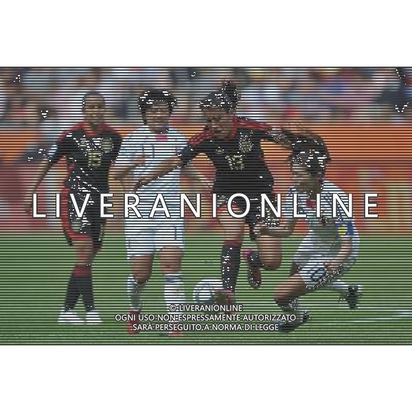 (110701) -- LEVERKUSEN, July 1, 2011 -- Liliana Mercado(2nd, R) of Mexico breaks through the defense from Homare Sawa (1st, R) of Japan during the second round Group B match between Japan and Mexico at the FIFA Women\'s World Cup Germany 2011 in Leverkusen, Germany, July 1, 2011. Japan won 4-0.Wu Wei)(wll) ©PHOTOSHOT/Agenzia Aldo Liverani Sas - ITALY ONLY: GIAPPONE - MESSICO Campionati Mondiali di calcio femminile FIFA Cup Germania 2011