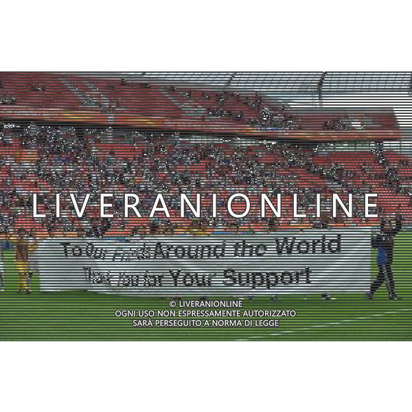 (110701) -- LEVERKUSEN, July 1, 2011 -- Players of Japan hold a banner\'To Our Friends Around the World Thank You for Your Support\' to thank the help and support from the whole world to the big earthquake and ensuing tsunami happened in Japan on March 11 after the second round Group B match between Japan and Mexico at the FIFA Women\'s World Cup Germany 2011 in Leverkusen, Germany, July 1, 2011. Japan won 4-0.Ma Ning)(wll) ©PHOTOSHOT/Agenzia Aldo Liverani Sas - ITALY ONLY: GIAPPONE - MESSICO Campionati Mondiali di calcio femminile FIFA Cup Germania 2011