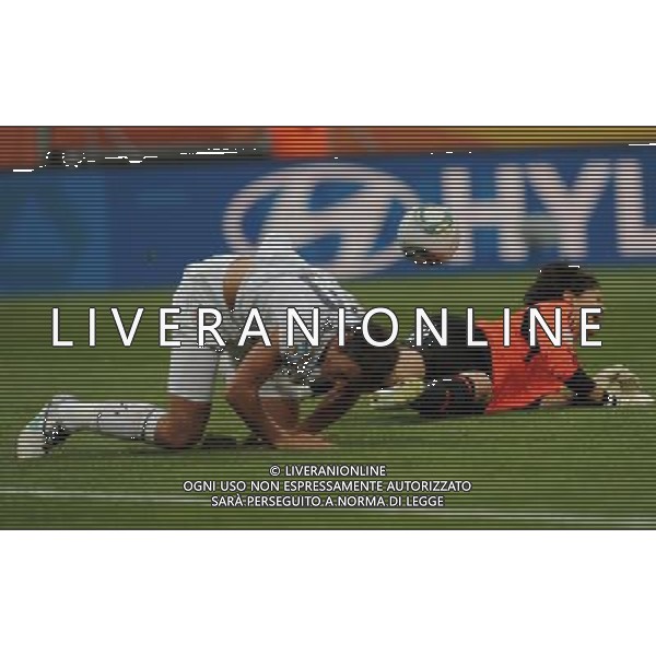 (110703) -- SINSHEIM, July 3, 2011 () -- U.S. player Abby Wambach (L) collides with Colombia\'s goalkeeper Sandra Sepulveda during the second round Group C match between the United States and Colombia at the 2011 FIFA Women\'s World Cup in Sinsheim, Germany, July 2, 2011. The United States beat Colombia 3-0. (/Xu Liang) (djj) ©PHOTOSHOT/Agenzia Aldo Liverani Sas - ITALY ONLY: COLOMBIA - STATI UNITI USA Campionati Mondiali di calcio femminile FIFA Cup Germania 2011