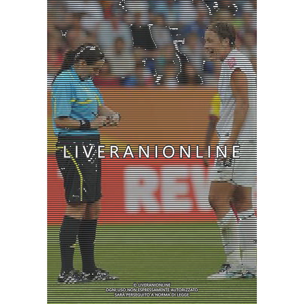 (110703) -- SINSHEIM, July 3, 2011 () -- U.S. player Abby Wambach (R) argues with referee Dagmar Damkova after receiving a yellow card during the second round Group C match between the United States and Colombia at the 2011 FIFA Women\'s World Cup in Sinsheim, Germany, July 2, 2011. The United States beat Colombia 3-0. (/Xu Liang) (djj) ©PHOTOSHOT/Agenzia Aldo Liverani Sas - ITALY ONLY: COLOMBIA - STATI UNITI USA Campionati Mondiali di calcio femminile FIFA Cup Germania 2011