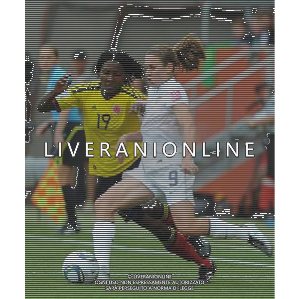 (110702) -- SINSHEIM, July 2, 2011 () -- U.S. player Heather O Reilly (R) vies with Colombia\'s Fatima Montano during the second round Group C match between the United States and Colombia at the 2011 FIFA Women\'s World Cup in Sinsheim, Germany, July 2, 2011. The United States beat Colombia 3-0. (/Xu Liang) (zw)