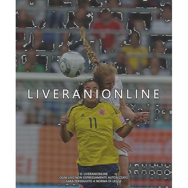 (110702) -- SINSHEIM, July 2, 2011 () -- U.S. player Christie Rampone (R) vies with Colombia\'s Liana Salazar during the second round Group C match between the United States and Colombia at the 2011 FIFA Women\'s World Cup in Sinsheim, Germany, July 2, 2011. The United States beat Colombia 3-0. (/Xu Liang) (zw)