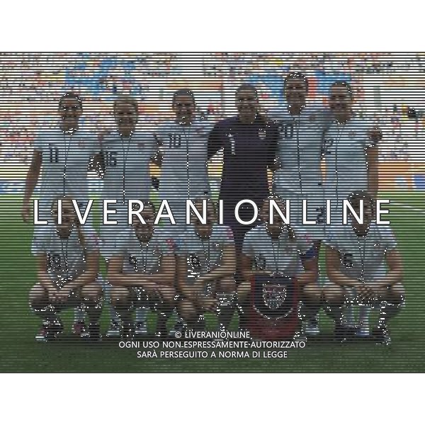 (110702) -- SINSHEIM, July 2, 2011 () -- Players of the United States pose for photos prior to the second round Group C match between the United States and Colombia at the 2011 FIFA Women\'s World Cup in Sinsheim, Germany, July 2, 2011. (/Xu Liang) (zw)