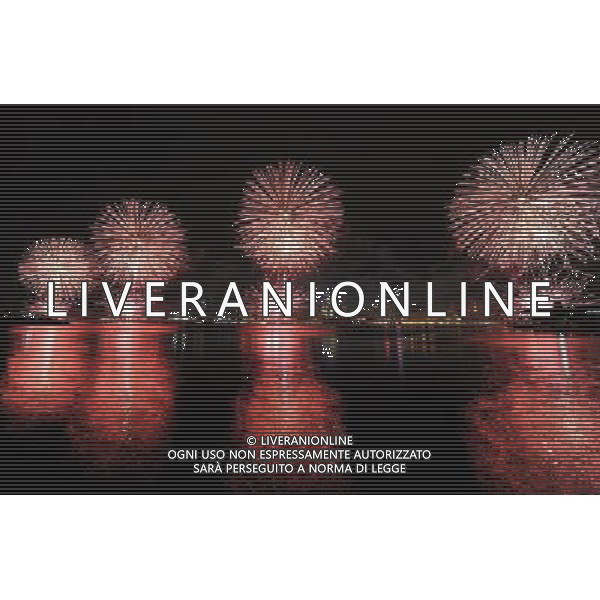 NEW YORK, July 5, 2011 Fireworks display light up the sky over the Hudson River in the celebrations of the U.S. Independence Day in New York July 4, 2011. (/Shen Hong) (zx)