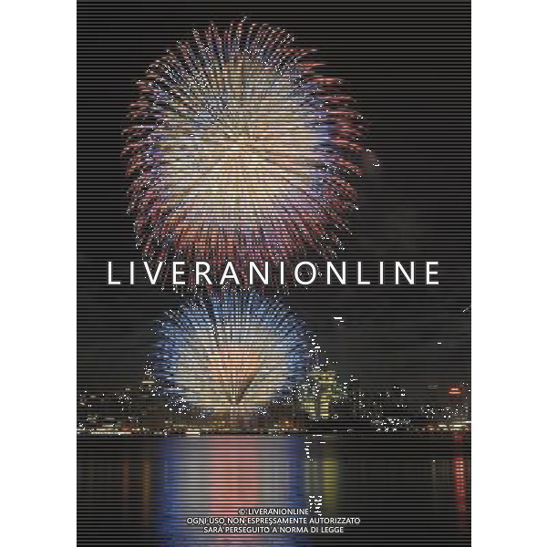 NEW YORK, July 5, 2011 Fireworks display light up the sky over the Hudson River in the celebrations of the U.S. Independence Day in New York July 4, 2011. (/Shen Hong) (zx)