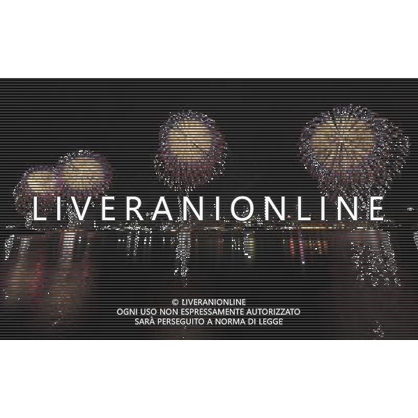 NEW YORK, July 5, 2011 Fireworks display light up the sky over the Hudson River in the celebrations of the U.S. Independence Day in New York July 4, 2011. (/Shen Hong) (zx)