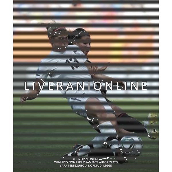 (110706) -- SINSHEIM, July 6, 2011 () -- Rosie White (L) of New Zealand shoots during the 3rd round Group B match between Mexico and New Zealand at the FIFA Women\'s World Cup Germany 2011 in Sinsheim, Germany, July 5, 2011. (/Xu Liang)(lm)