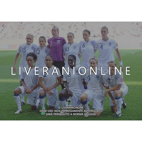 (110706) -- AUGSBURG, July 6, 2011 () -- Players of England pose for photograph before the 3rd round Group B match between England and Japan at the FIFA Women\'s World Cup Germany 2011 in Augsburg, Germany, July 5, 2011. (/Li Jundong)
