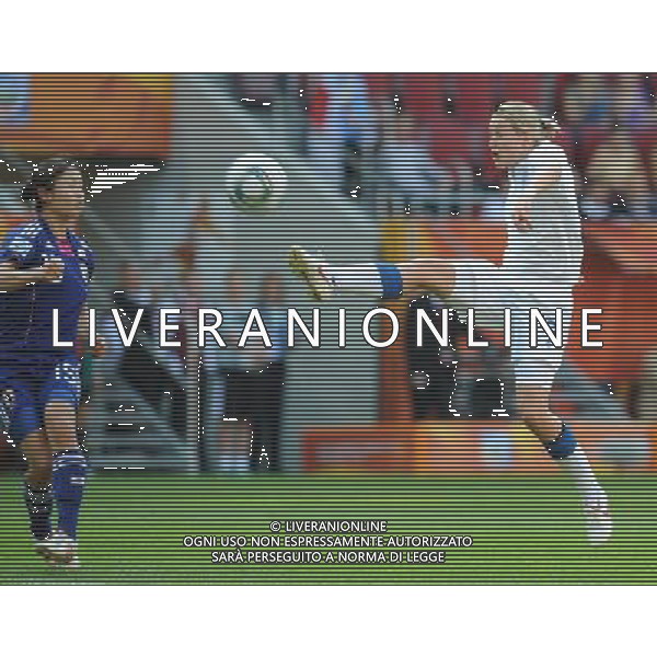 (110706) -- AUGSBURG, July 6, 2011 () -- Ellen White (R) of England shoots to goal during the 3rd round Group B match between England and Japan at the FIFA Women\'s World Cup Germany 2011 in Augsburg, Germany, July 5, 2011. (/Li Jundong)