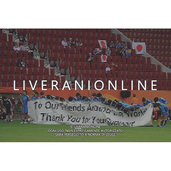 (110706) -- AUGSBURG, July 6, 2011 () -- Players of Japan carry the banner with the words \'To Our Friends Around the World Thank You for Your Support\' before the 3rd round Group B match between England and Japan at the FIFA Women\'s World Cup Germany 2011 in Augsburg, Germany, July 5, 2011. (/Li Jundong)