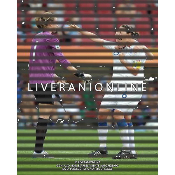 (110706) -- AUGSBURG, July 6, 2011 () -- Players of England celebrate for victory after their 3rd round Group B match against Japan at the FIFA Women\'s World Cup Germany 2011 in Augsburg, Germany, July 5, 2011. England won 2-0. (/Li Jundong)