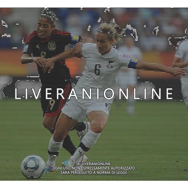 (110706) -- SINSHEIM, July 6, 2011 () -- Maribel Dominguez (L) of Mexico vies with Rebecca Smith of New Zealand during their 3rd round Group B match at the FIFA Women\'s World Cup Germany 2011 in Sinsheim, Germany, July 5, 2011. The match ended with a 2-2 draw. (/Xu Liang)(lm)