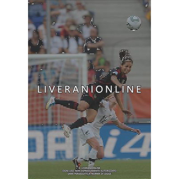 (110706) -- SINSHEIM, July 6, 2011 () -- Guadalupe Worbis (above) of Mexico vies with Betsy Hassett of New Zealand during their 3rd round Group B match at the FIFA Women\'s World Cup Germany 2011 in Sinsheim, Germany, July 5, 2011. The match ended with a 2-2 draw. (/Xu Liang)(lm)