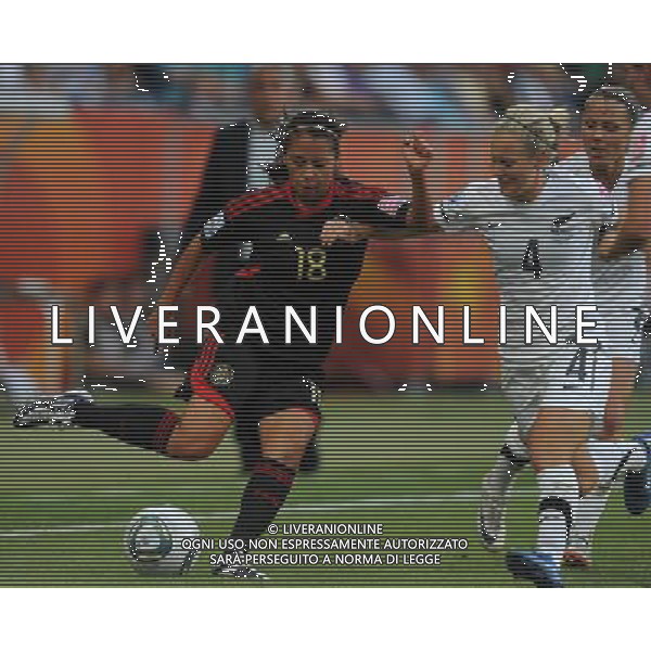 (110706) -- SINSHEIM, July 6, 2011 () -- Veronica Perez (L) of Mexico vies with Katie Hoyle of New Zealand during their 3rd round Group B match at the FIFA Women\'s World Cup Germany 2011 in Sinsheim, Germany, July 5, 2011. The match ended with a 2-2 draw. (/Xu Liang)(lm)