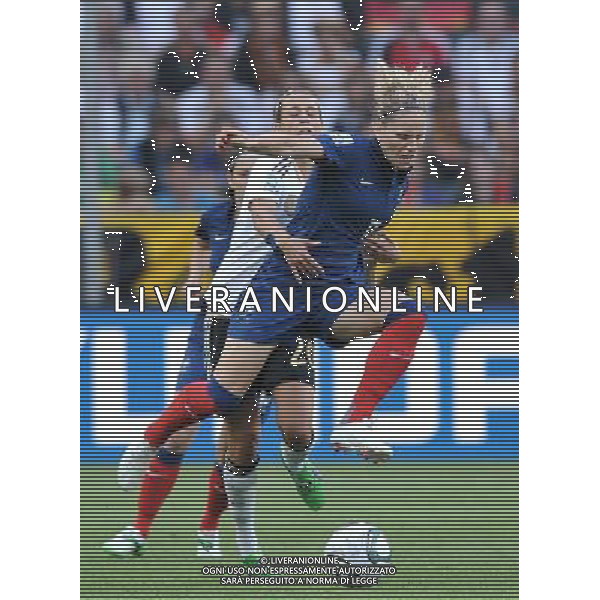 (110706) -- MOENCHENGLADBACH, July 6, 2011 () -- Lena Goessling (L) of Germany vies with Laure Lepailleur of France during the third round Group A match at the FIFA Women\'s World Cup Germany 2011 in Moenchengladbach, Germany, July 5, 2011.(/Wu Wei)