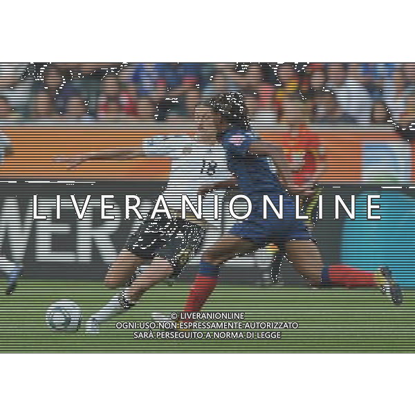 (110706) -- MOENCHENGLADBACH, July 6, 2011 () -- Krestin Garefrekes (L) of Germany competes during the third round Group A match against France at the FIFA Women\'s World Cup Germany 2011 in Moenchengladbach, Germany, July 5, 2011.(/Wu Wei)