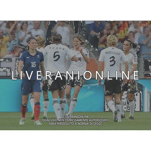 (110706) -- MOENCHENGLADBACH, July 6, 2011 () -- Krestin Garefrekes (3rd R) of Germany celebrates for a goal with her teammates during the third round Group A match against France at the FIFA Women\'s World Cup Germany 2011 in Moenchengladbach, Germany, July 5, 2011. (/Wu Wei)