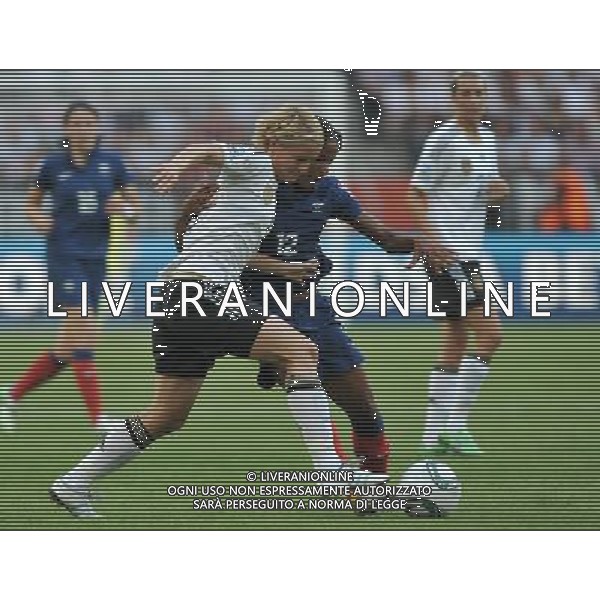 (110706) -- MOENCHENGLADBACH, July 6, 2011 () -- Saskia Bartusiak (L) of Germany vies with Elodie Thomis of France during the third round Group A match at the FIFA Women\'s World Cup Germany 2011 in Moenchengladbach, Germany, July 5, 2011.(/Wu Wei)