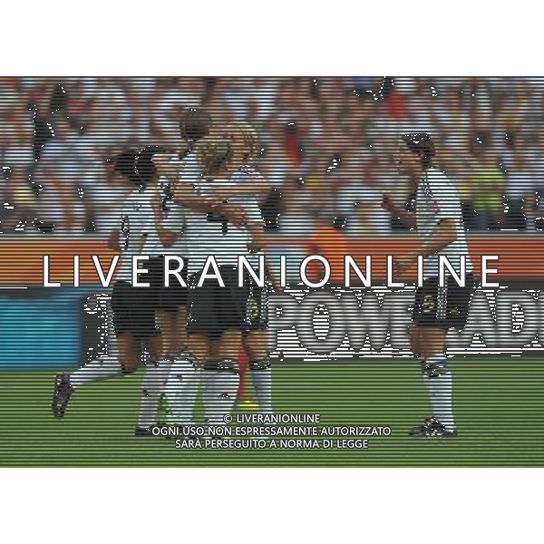 (110706) -- MOENCHENGLADBACH, July 6, 2011 () -- Players of Germany celebrate a goal during the third round Group A match between France and Germany at the FIFA Women\'s World Cup Germany 2011 in Moenchengladbach, Germany, July 5, 2011. (/Ma Ning)