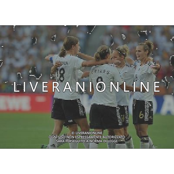 (110706) -- MOENCHENGLADBACH, July 6, 2011 () -- Inka Grings (3rd R) of Germany celebrates her goal with her teammates during the third round Group A match between France and Germany at the FIFA Women\'s World Cup Germany 2011 in Moenchengladbach, Germany, July 5, 2011.(/Ma Ning)