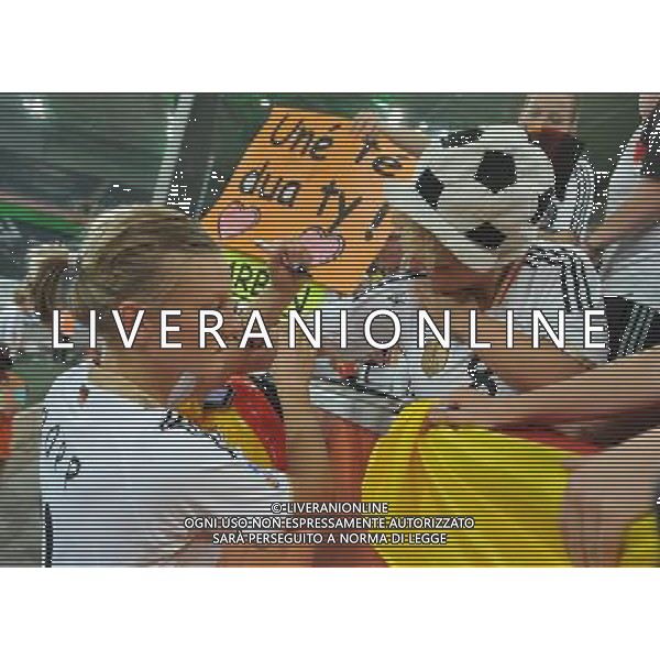 (110706) -- MOENCHENGLADBACH, July 6, 2011 () -- Alexandra Popp (L) of Germany signs autograph for fans after the third round Group A match against France at the FIFA Women\'s World Cup Germany 2011 in Moenchengladbach, Germany, July 5, 2011. Germany won 4-2. (/Wu Wei)