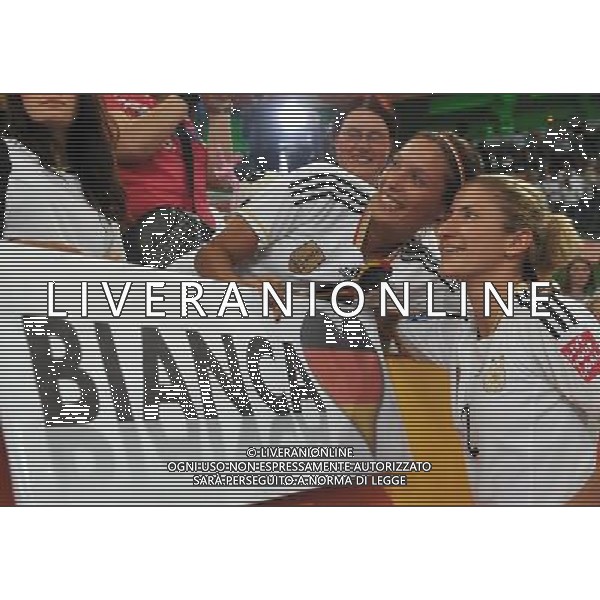 (110706) -- MOENCHENGLADBACH, July 6, 2011 () -- Bianca Schmidt (front R) of Germany reacts with a fan after the third round Group A match against France at the FIFA Women\'s World Cup Germany 2011 in Moenchengladbach, Germany, July 5, 2011. Germany won 4-2. (/Wu Wei)