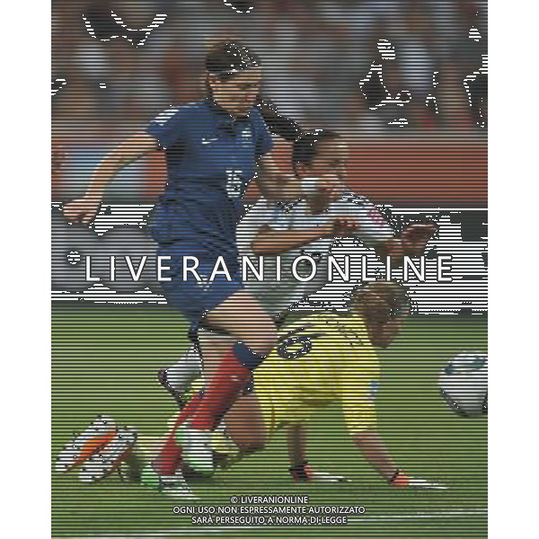 (110706) -- MOENCHENGLADBACH, July 6, 2011 () -- Fatimre Bajramaj (C) of Germany is tackled by French gatekeeper Berangere Sapowicz during the third round Group A match between Germany and France at the FIFA Women\'s World Cup Germany 2011 in Moenchengladbach, Germany, July 5, 2011. Germany won 4-2. (/Wu Wei)