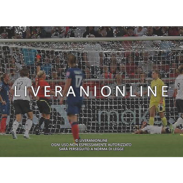 (110706) -- MOENCHENGLADBACH, July 6, 2011 () -- Referee Kirsi Heikkinen gives a red card to Berangere Sapowicz, gatekeeper of France, during the third round Group A match between France and Germany at the FIFA Women\'s World Cup Germany 2011 in Moenchengladbach, Germany, July 5, 2011. Germany won the match 4-2.(/Ma Ning)