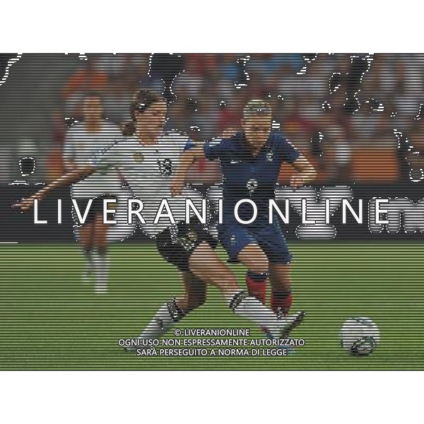 (110706) -- MOENCHENGLADBACH, July 6, 2011 () -- Kerstin Garefrekes (L) of Germany vies with Eugenie Le Sommer of France during the third round Group A match between France and Germany at the FIFA Women\'s World Cup Germany 2011 in Moenchengladbach, Germany, July 5, 2011.Germany won the match 4-2.(/Ma Ning)