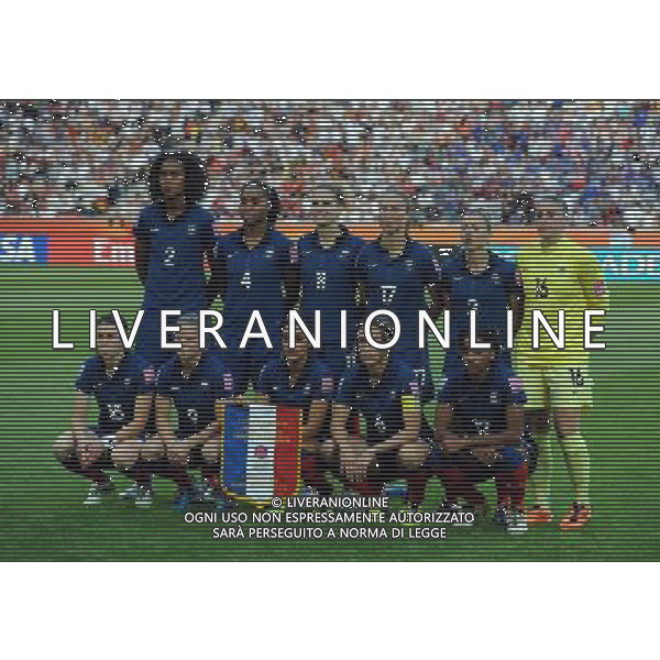 (110706) -- MOENCHENGLADBACH, July 6, 2011 () -- Players of France pose for photograph before the third round Group A match between France and Germany at the FIFA Women\'s World Cup Germany 2011 in Moenchengladbach, Germany, July 5, 2011.(/Ma Ning)