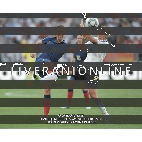 (110706) -- MOENCHENGLADBACH, July 6, 2011 () -- Inka Grings (R) of Germany vies with Gaetane Thiney of France during the third round Group A match at the FIFA Women\'s World Cup Germany 2011 in Moenchengladbach, Germany, July 5, 2011.(/Wu Wei)