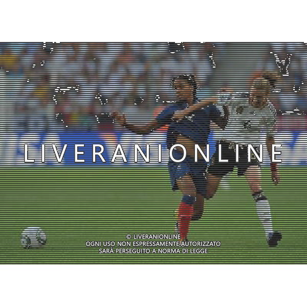 (110706) -- MOENCHENGLADBACH, July 6, 2011 () -- Simone Laudehr (R) of Germany vies with Eloide Thomis of France during the third round Group A match at the FIFA Women\'s World Cup Germany 2011 in Moenchengladbach, Germany, July 5, 2011.(/Ma Ning)