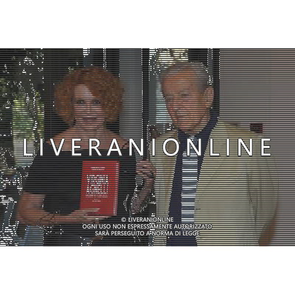 MILANO 6/7/2011 FORO BONAPARTE, 67 - MUSEO FONDAZIONE LUCIANA MALALON INCONTRO CON MARINA RIPA DI MEANA PER LA PRESENTAZIONE DEL SUO LIBRO: -VIRGINIA AGNELLI. MADRE E FARFALLA- NELLA FOTO MARINA RIPA DI MEANA CON IL MARITO CARLO FOTO ROMANO/AG ALDO LIVERANI