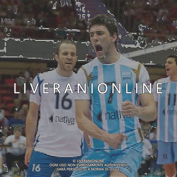 06.07.2011 - Gdansk , ERGO Arena , Siatkowka mezczyzn (Volleyball men\'s) , Finaly Ligi Swiatowej 2011 , FIVB World League Final 2011 , Argentyna (bialo-niebieskie) - Wlochy (granatowe) N/Z Gonzalez , Conte Fot. Mariusz Palczynski / Edytor.net / Newspix.pl --- Newspix.pl *** Local Caption *** www.newspix.pl mail us: info@newspix.pl call us: 0048 022 23 22 222 --- Polish Picture Agency by Ringier Axel Springer Poland